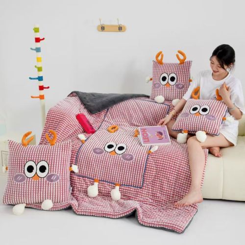提花抱枕新款可爱鹿牛奶绒加厚沙发装饰居家二合一毯子抱枕午睡