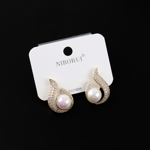 珍珠耳钉女生2024新款轻奢气质高级感耳饰法式小众爆款学生耳环