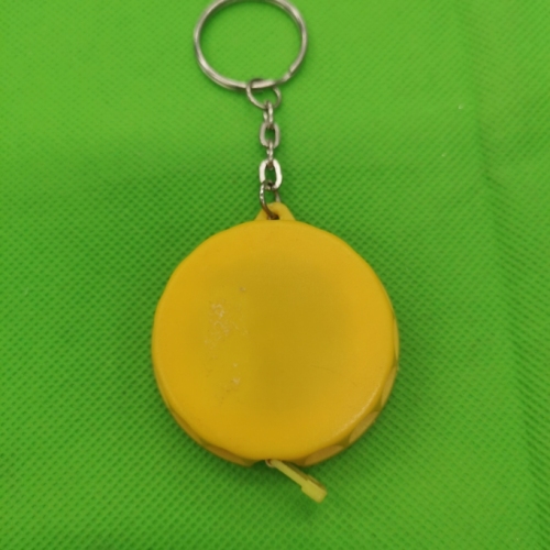 供应大瓶盖形小皮卷尺，带钥匙链条礼品挂件，一键收回，欢迎定购