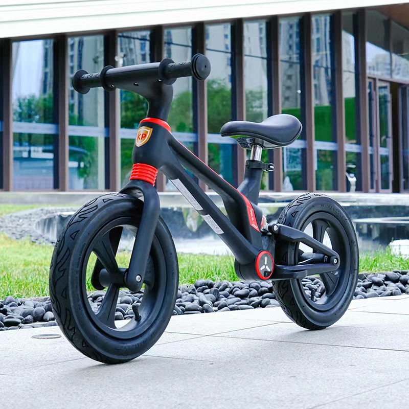 新款儿童滑行车自行车儿童平衡车充气一体轮无脚踏自行车详情3