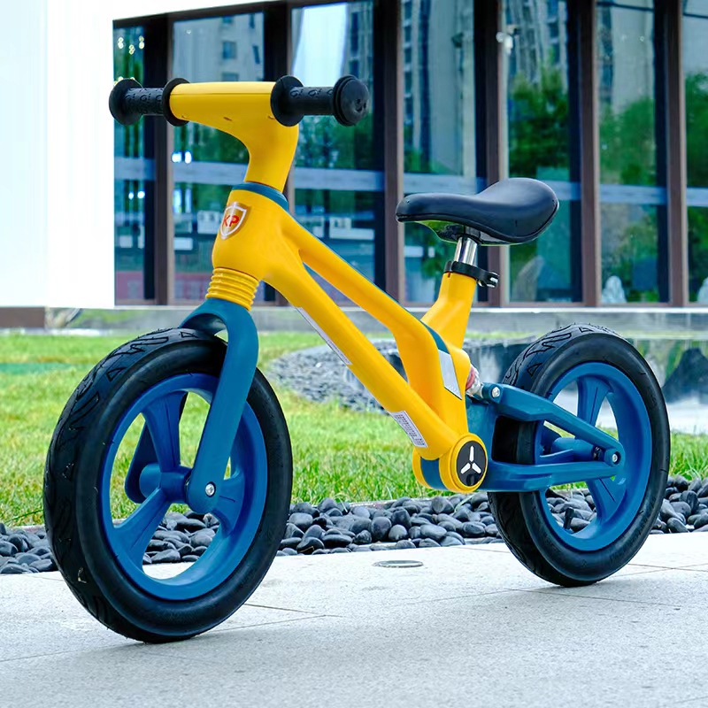 新款儿童滑行车自行车儿童平衡车充气一体轮无脚踏自行车详情1