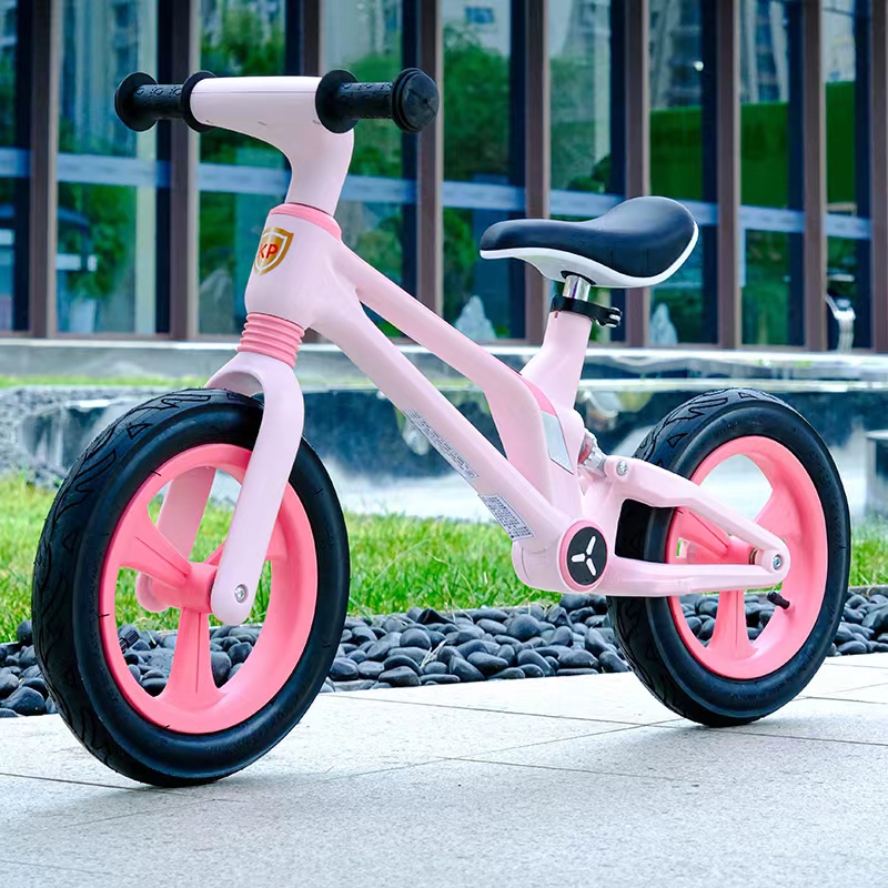 新款儿童滑行车自行车儿童平衡车充气一体轮无脚踏自行车详情2