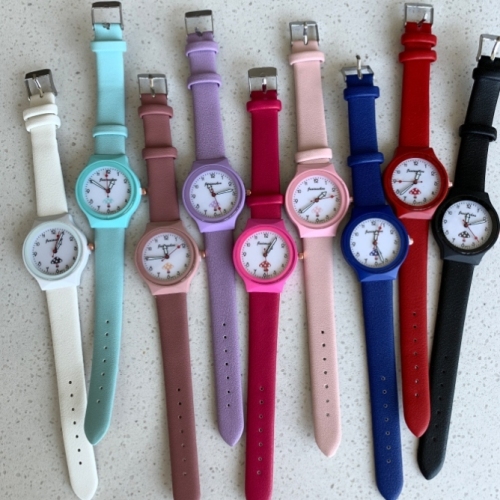 女生彩色皮带表