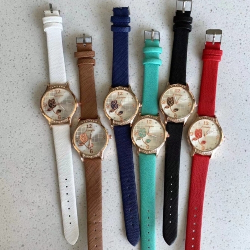 女生彩壳皮带表