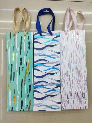 新210克白卡覆哑膜烫金工艺红酒袋，礼品袋，手提袋现货