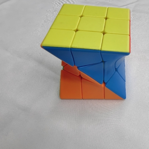 rubik‘s cube twisted solid color