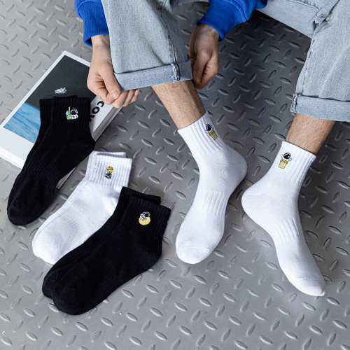 spring and summer new black and white cotton socks men‘s socks embroidery street fashion skate socks sports leisure tube socks astronaut
