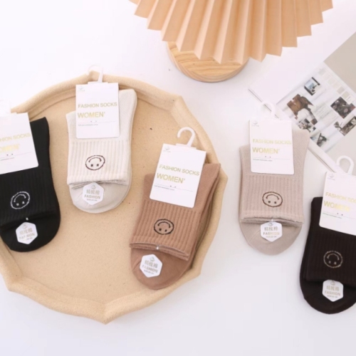 Women‘s High Elastic Band Autumn and Winter New Socks， 35 to 40 Can Be Worn， This Year‘s Popular Color
