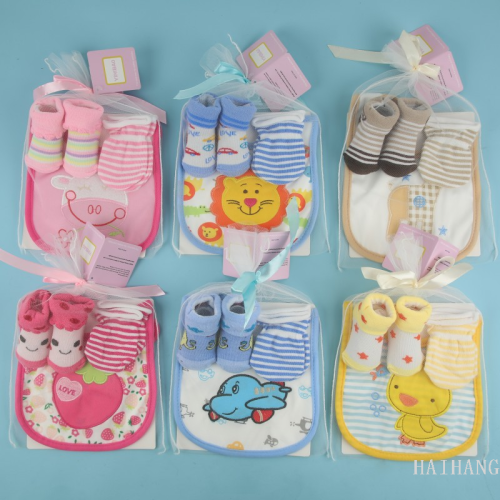 Newborn Bib Gloves Socks Three-Piece Set Baby Anti-Scratch Gloves Anti-Seepage Saliva Towel 100% Cotton Socks Set