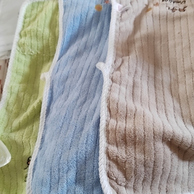 The manufacturer produces baby towels, soft and comfortable, 1000 pieces per piece, mixed colors