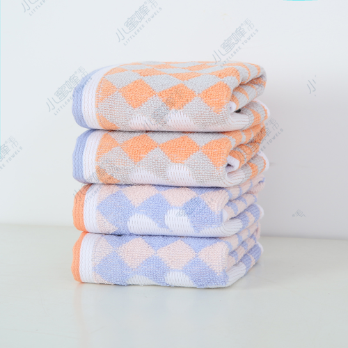 One Piece Dropshipping Cartoon Jacquard Towel Multi-Color Band Hook Towel Little Bee Towel Item No.： 103