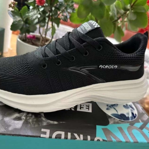 in stock spring and autumn outdoor shoes men‘s shoes flying woven breathable sports casual shoes women‘s lightweight soft sole non-slip travel shoes