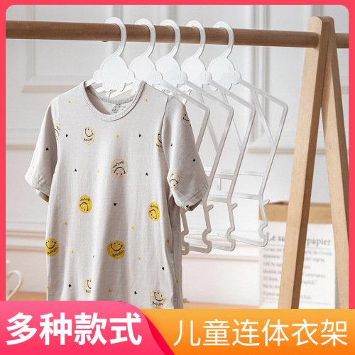children‘s clothes hanger baby suit clothes hanger children‘s clothing store children‘s clothing color plastic children‘s one-piece baby clothes support factory