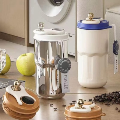 Smart Coffee Mug with Display Temperature Insulation Effect Is Very Good Easy to Carry