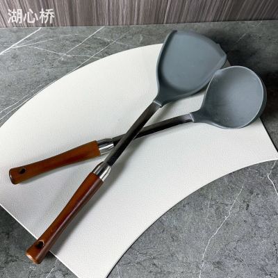 2-Piece Silicone Frying Pan Spatula/Turner and Soup Ladle with 304 Stainless Steel and Wooden Handles, Non-Stick Spatula Turner, Kitchen Utensils Tool Set, Commercial and Household Use, for Kitchens of Restaurants, Hotels