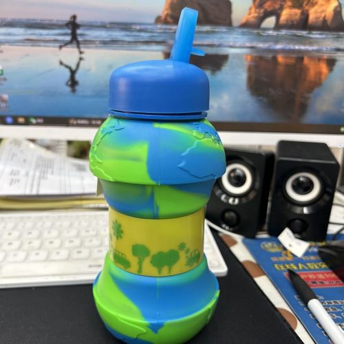 cross-border hot outdoor sports bottle creative portable anti-fall leak-proof children student football silicone folding cups