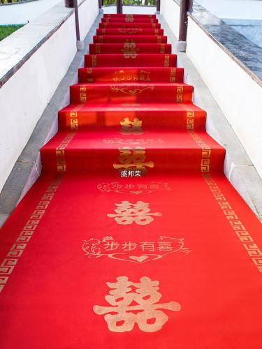 红地毯一次性婚庆结婚用无纺布大红地毯婚礼加厚防滑红色楼梯包邮