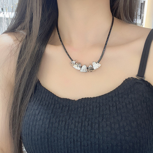 三角碎银吊坠黑色皮绳项链百搭简约辣妹高级感颈链复古嘻哈锁骨链