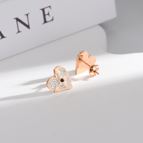 时尚新款泥钻镶钻桃心耳钉钛钢玫瑰金耳饰女款百搭