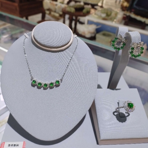 翡翠饰品套装&#吊坠，耳环，戒指#戴出高级感 工艺品