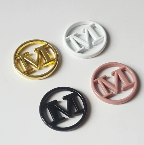 厂家定 制服饰箱包辅料小配件 鞋帽M标 缝线锌合金金属打孔标牌