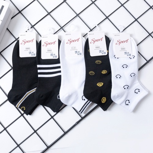Four Seasons Universal Sports Women‘s Socks College Style Short Tube Women‘s Ankle Socks Black and White Color Cotton Cartoon Student Socks Wholesale