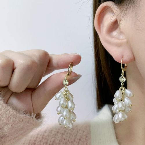 2024 new grape pearl earrings for women high-key dignified niche design tide high class elegant elegant earrings