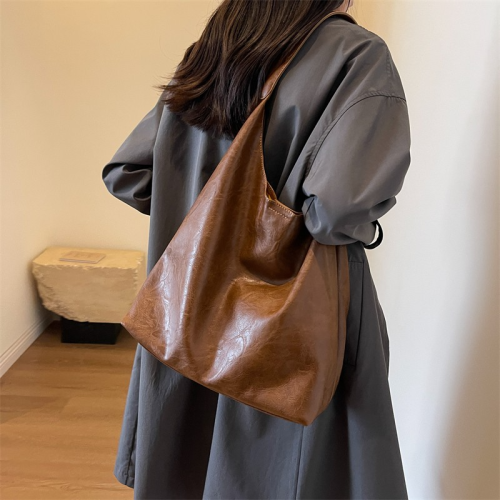 large capacity commuter bag women‘s 2023 new fashion retro shoulder bag soft leather casual all-match underarm tote bag