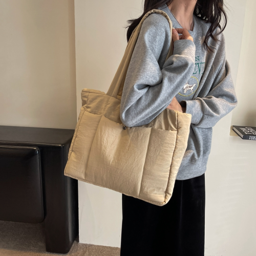large capacity down bag female 2023 autumn and winter new fashion class commuter shoulder bag simple tote bag