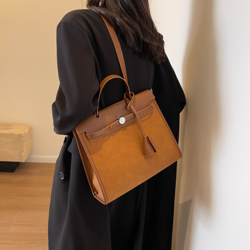 large capacity commuter women‘s bag bag 2023 autumn new fashion shoulder messenger bag high texture portable tote bag