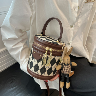 2024 New Retro All-Match Small Bag Women's Fashion Special-Interest Messenger Bag Texture Rhombus Portable Bucket Bag