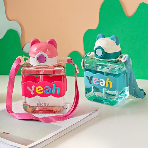 8614新款儿童塑料杯可爱水杯户外出行背带塑料杯学生水壶厂家批发