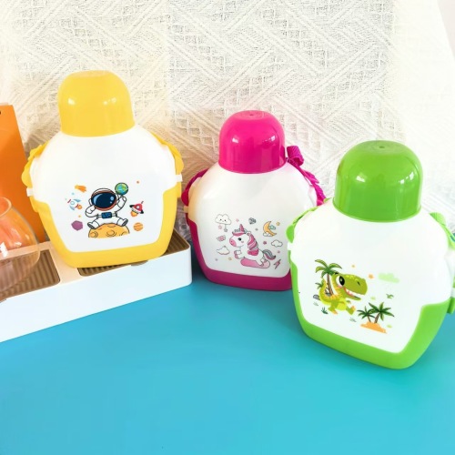 8120塑料运动水壶 家用卡通塑料水杯 创意款多色可选水壶批发