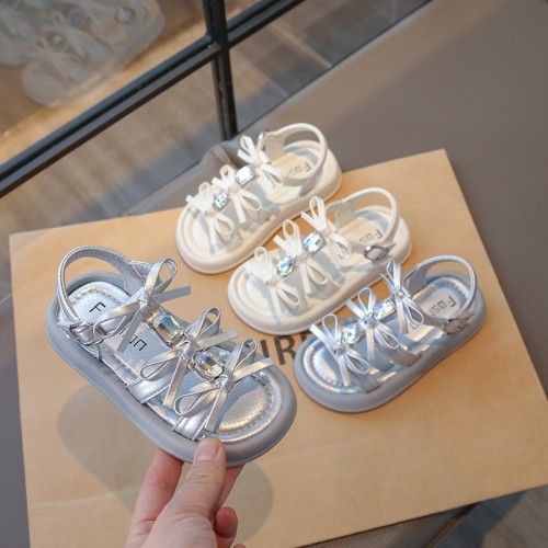 女童夏鞋凉2025新款夏季儿童软底凉鞋银色洋气宝宝时尚女孩公主鞋