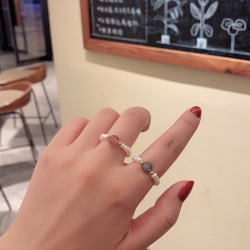 淡水珍珠草莓晶戒指设计感简约弹力线戒指女ins网红闺蜜指环批发