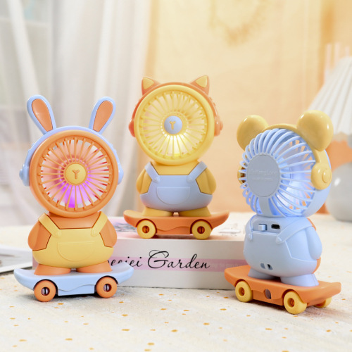 潮玩卡通滑板公仔桌面USB充电小风扇 学生手持小夜灯二档调速风扇