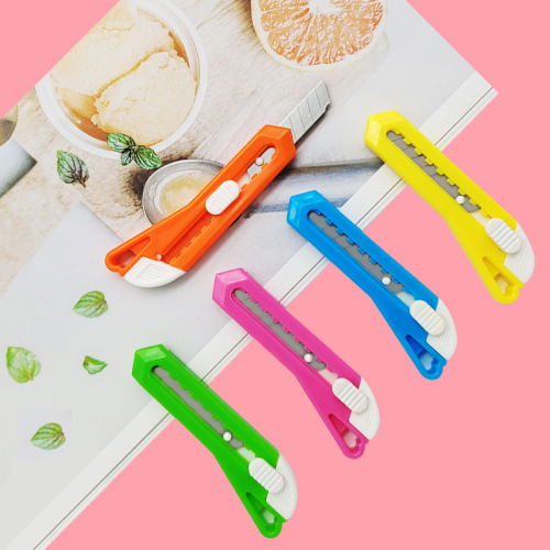 厂家批发小号糖果色便捷快递开箱小刀裁纸壁纸刀不锈钢迷你美工刀