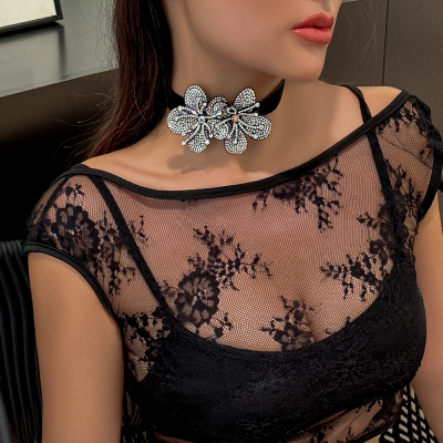INS-style Niche Choker, Black Collar with Diamond-Encrusted Flowers, Versatile Light Luxury Design Neck Chain