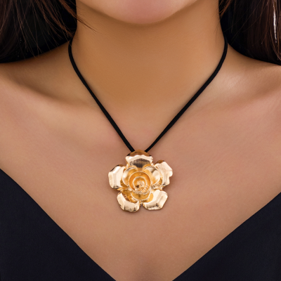 INS-style Ethnic Retro Flower Accessory, Alloy Necklace for Women, Niche All-Match Collar with Velvet Fabric Flowers