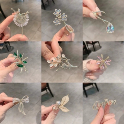 2023 New Fashion Deer Brooch Simple Temperament Suit Pin Fixed Clothes Safety Pin Cat's Eye Rhinestone Corsage