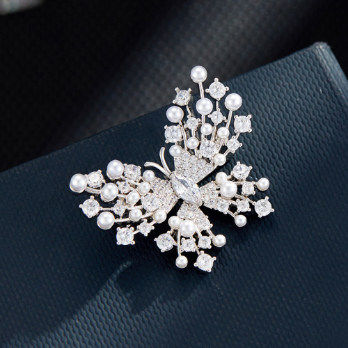 奢华质感璀璨锆石仿珍珠蝴蝶胸针时尚高级感镂空昆虫胸花百搭别针
