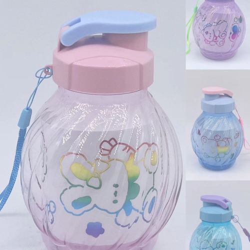 夏天儿童防摔塑料杯可爱高颜值水杯便携斜挎随行杯弹扣水杯