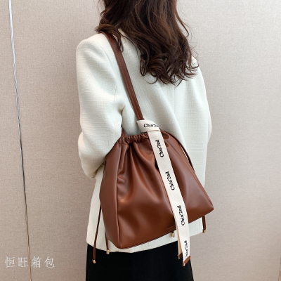 Korean Style Retro Large Capacity Shoulder Bag Women's 2023 New Winter All-Matching Pleated Simple Niche French Bucket Bag