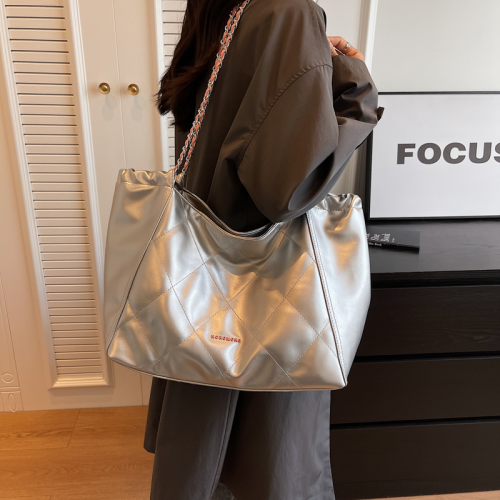 Wholesale Underarm Bag Female Advanced Texture Niche Design Fashion Temperament Chain Bag Large Capacity Tote Bag