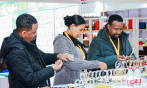 Yiwu's accessory market: Fashion trends for winter season
